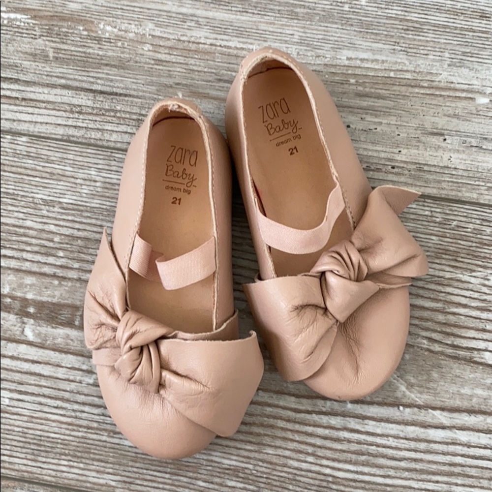 Zara baby blush pink shoes with bow. EU 21